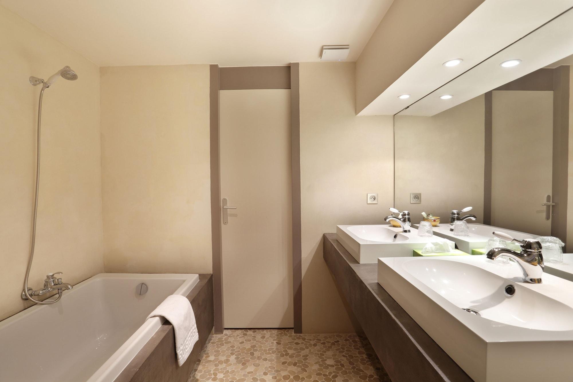 Le Roncevaux Hotel